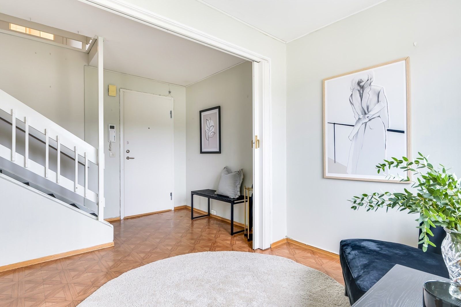 Velkommen inn! Entré og gang binder sammen leiligheten på en god måte Galleribilde