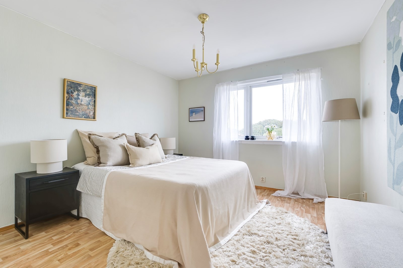 Stort og romslig hovedsoverom med god plass for dobbelseng og tilhørende nattbord Galleribilde