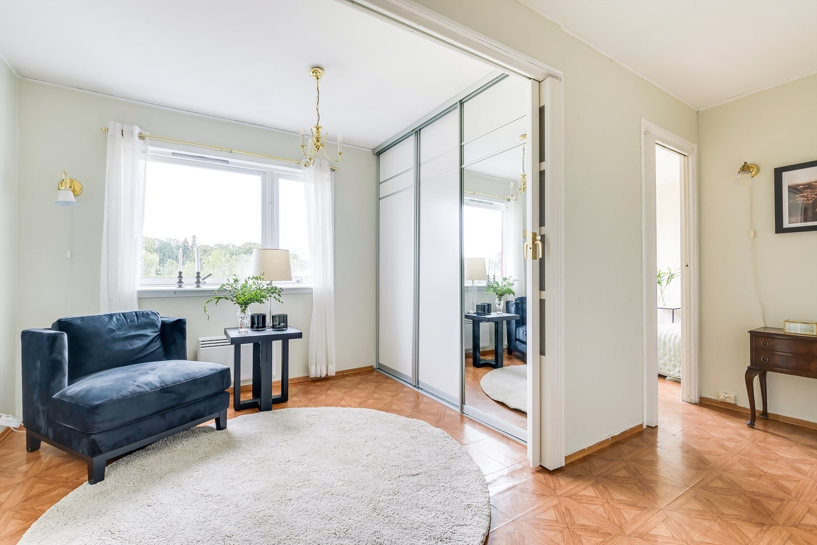 Rommet kan lukkes helt med monterte foldedører. Romslig skyvedørsgarderobe Galleribilde