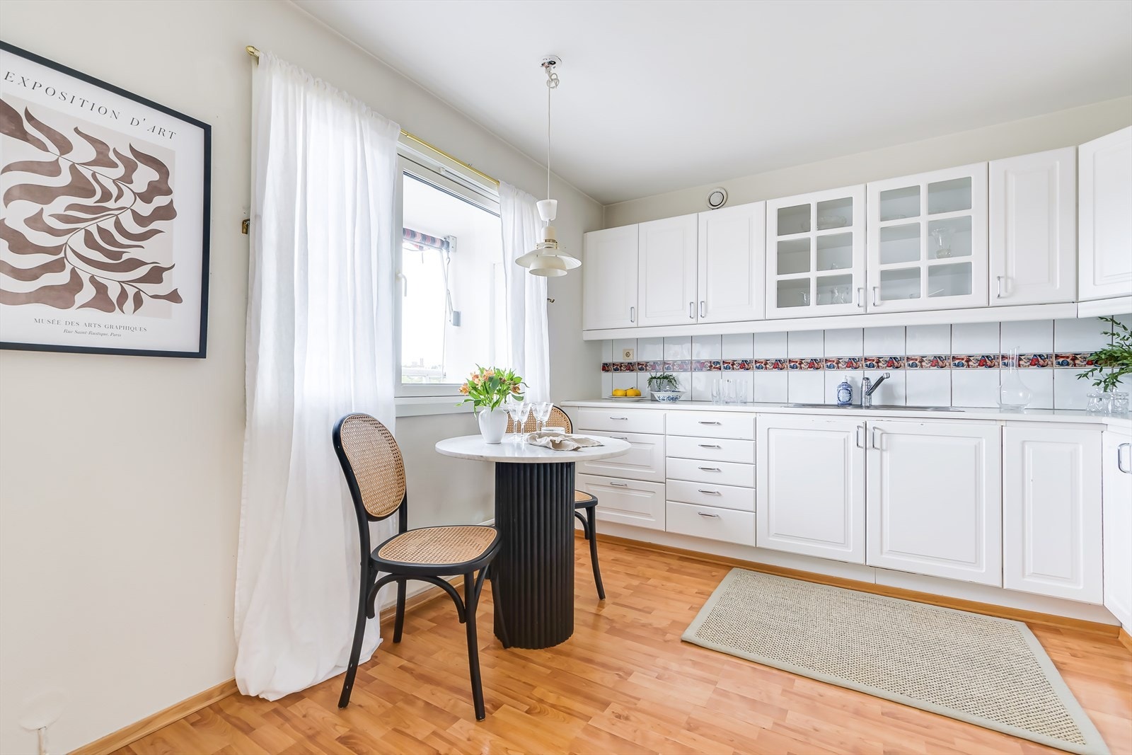 Kjøkkeninnredningen er av eldre dato, men er av god stand. Masse skap og benkeplass Galleribilde