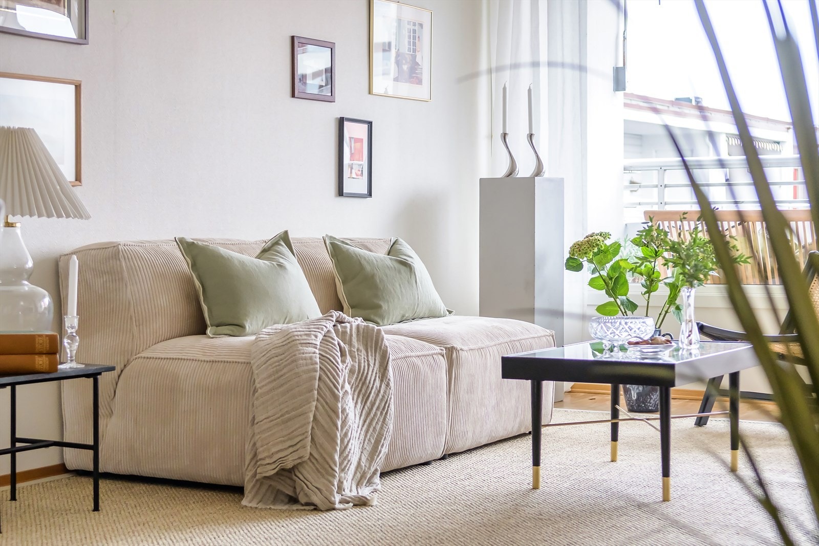 En lys og innbydende 5-roms leilighet på trivelige Sagene, som er kjent for sin sjarmerende atmosfære og gode tilgang til både natur og byliv Galleribilde