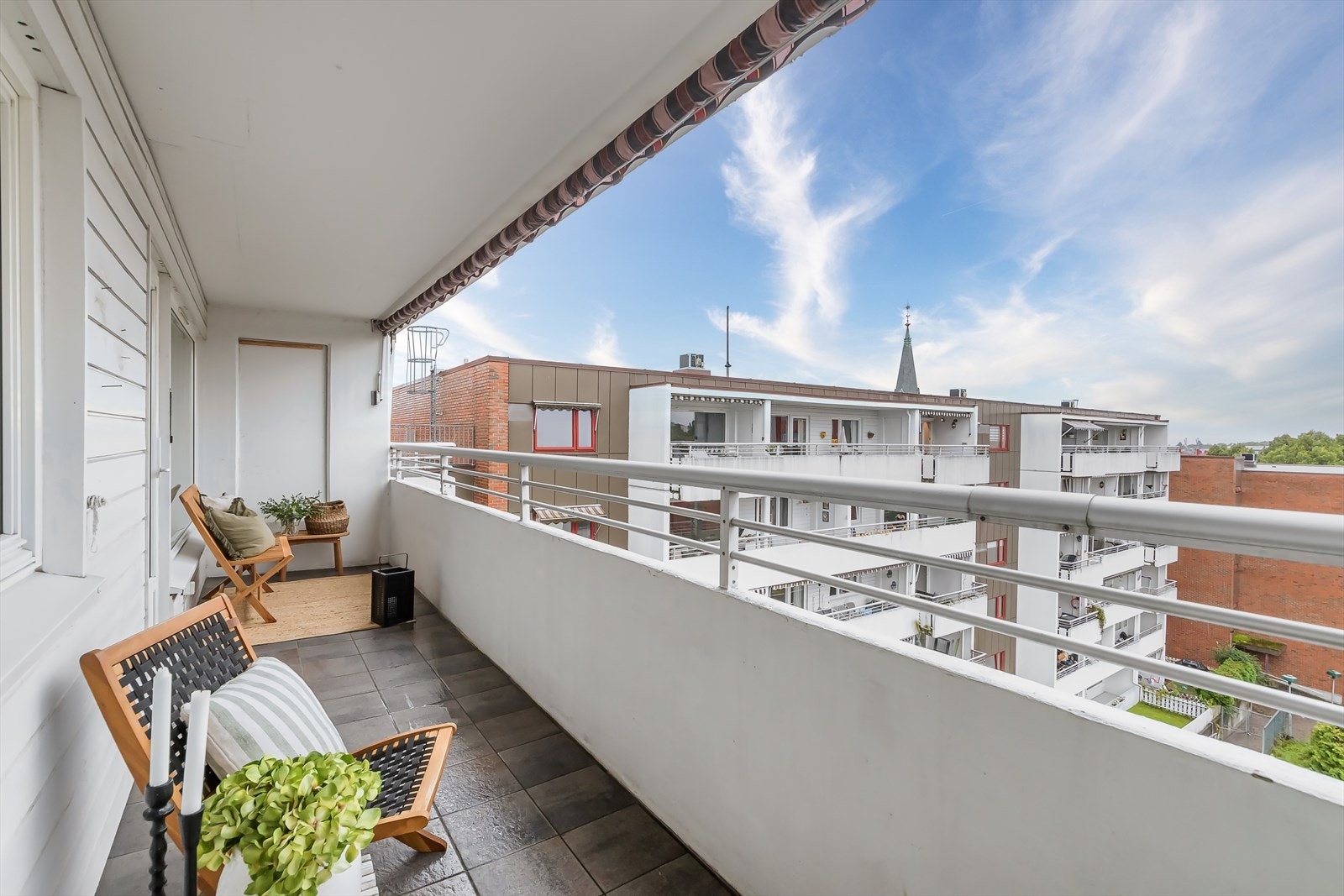 Plass til flere sittegrupper og grill om ønskelig. Balkongen er vendt mot bakgården Galleribilde