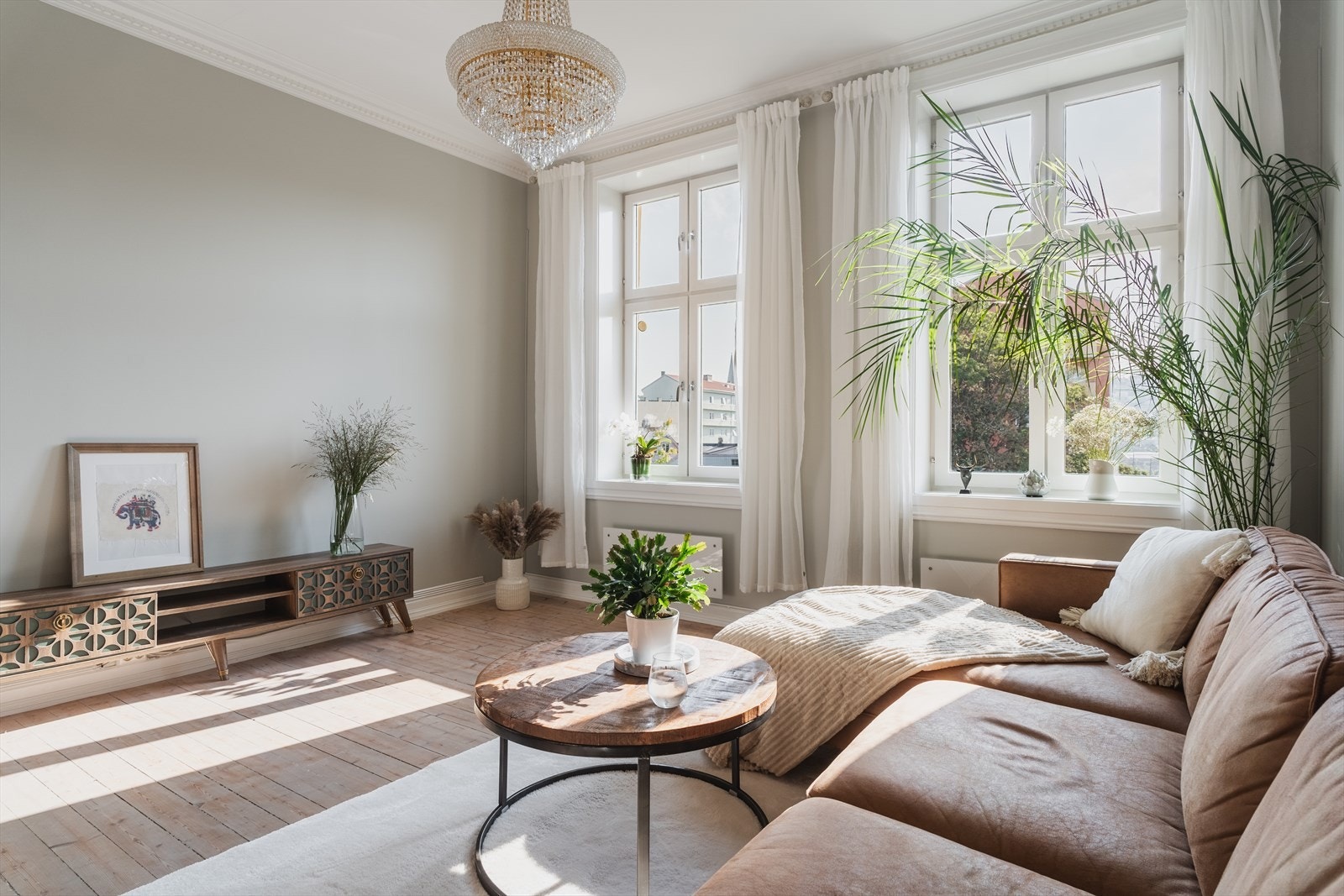 Romslig stue med som har gode innvendige lysforhold og dype vinduskarmer Galleribilde
