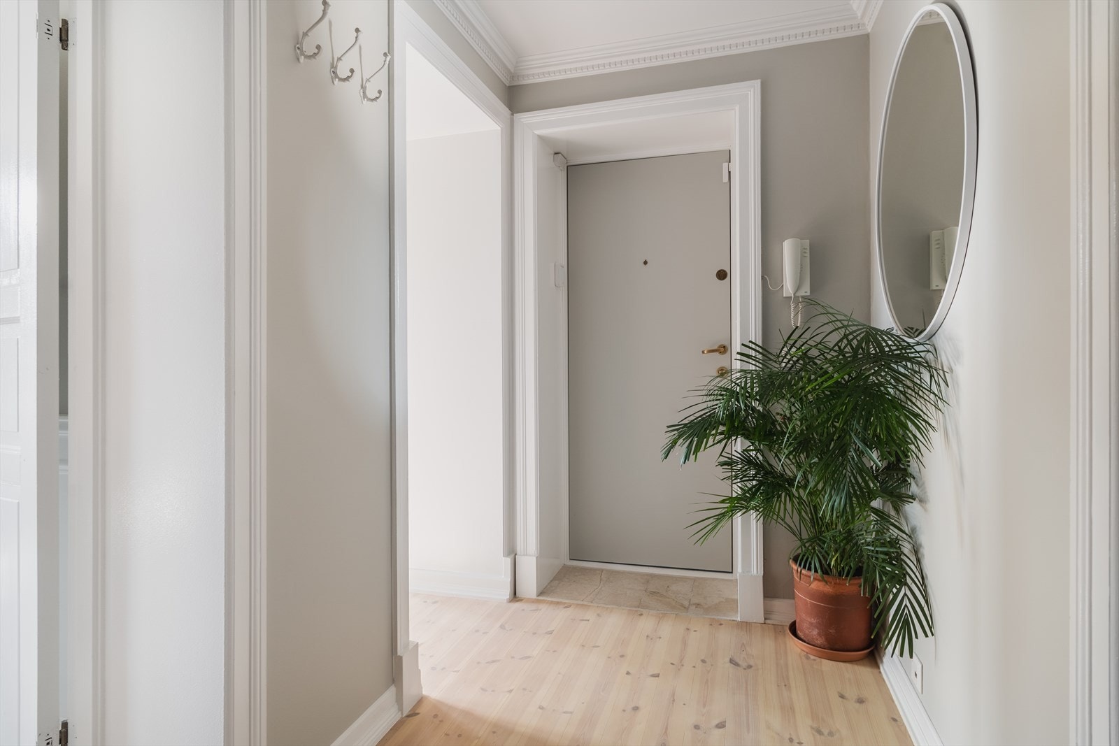 Romslig entré - Leiligheten disponerer 3 eksterne boder som gir godt med ekstra oppbevaringsplass Galleribilde