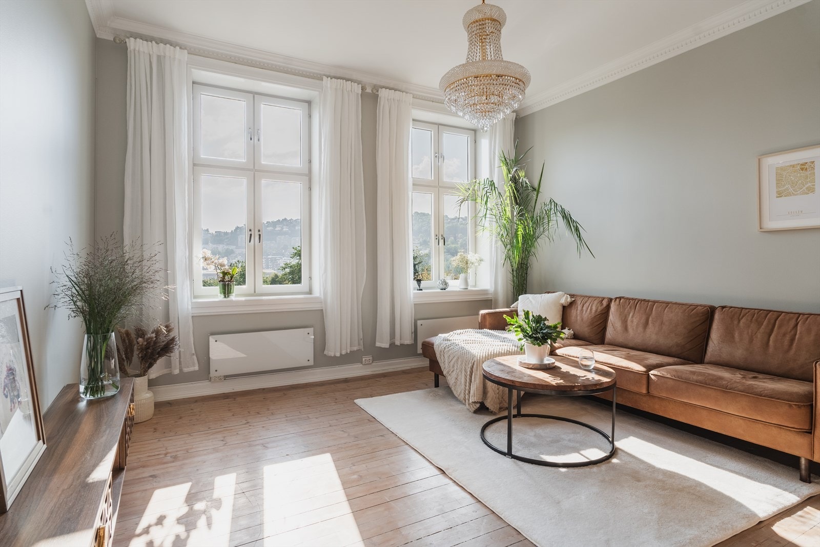 Den gjennomgående planløsningen og de store vinduene gir en god romfølelse og rikelig med naturlig lys Galleribilde