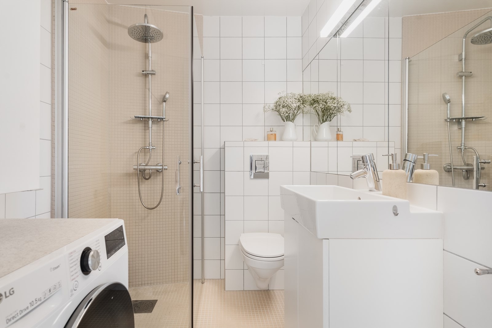 Flislagt bad med varmekabler og opplegg for vaskemaskin Galleribilde