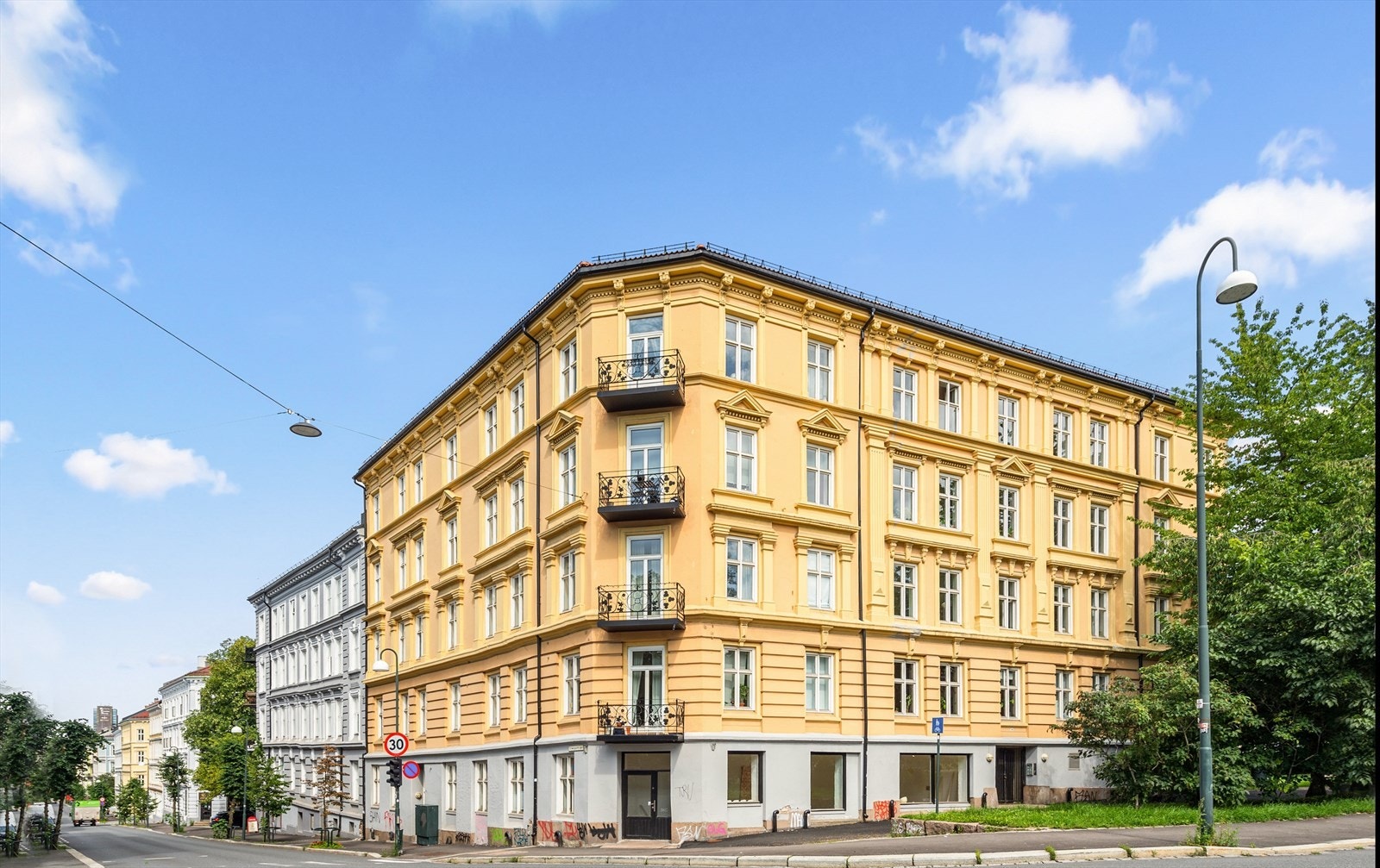 Leiligheten ligger i en klassisk bygård. I første etasje er det leid ut til kunstutstilling. Leieinntektene på kr. 144.000 går til borettslaget Galleribilde