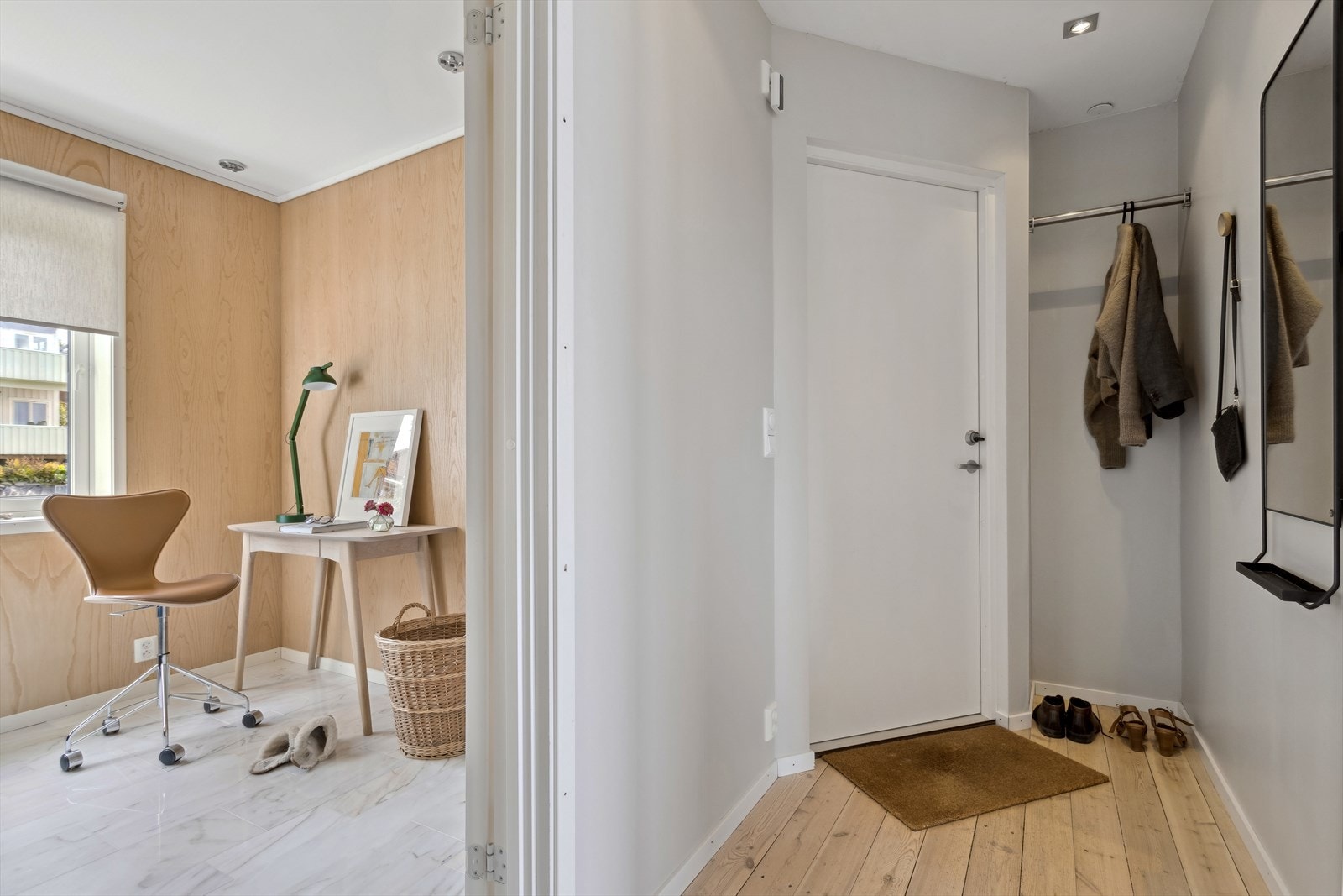 Velkommen inn! Entreen er romslig med plass til alt av yttertøy og sko. Galleribilde