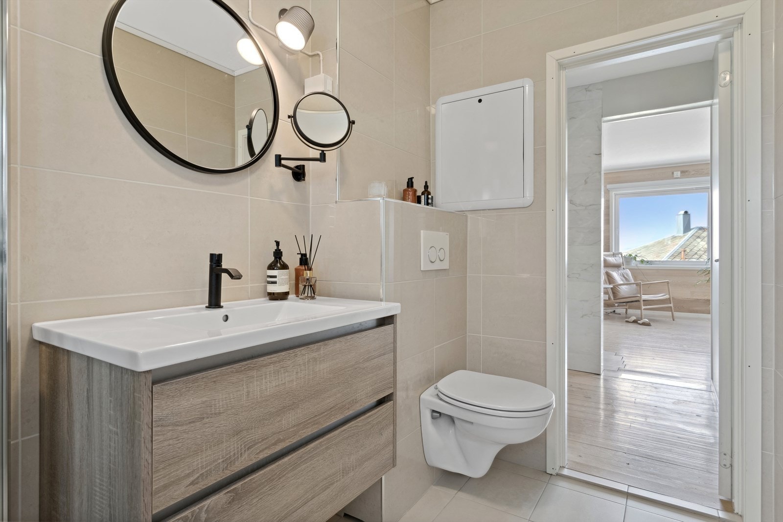 Badet er på 4 m². Det er moderne standard med elektrisk gulvvarme. Galleribilde