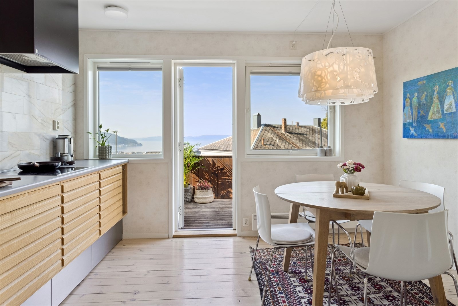 Fra kjøkkenet er det direkte adkomst til balkongen på 7 m². Galleribilde