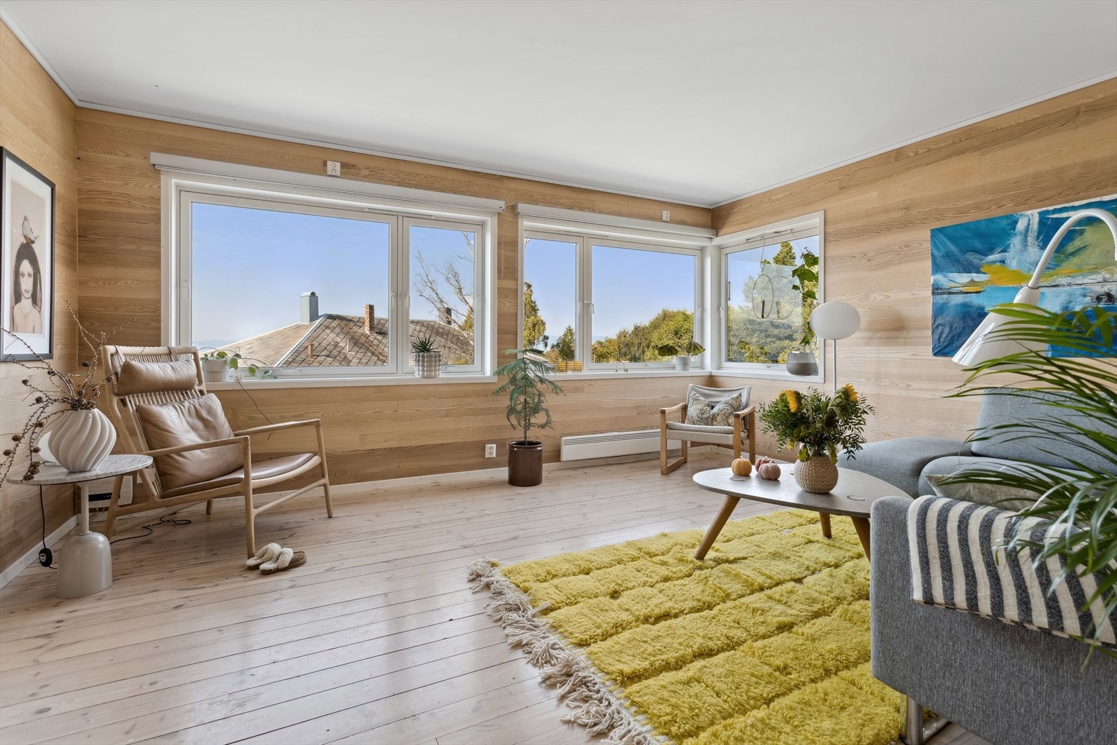 Boligen har en praktisk planløsning, moderne standard og tidsriktige fargetoner. Nåværende eiere har holdt boligen godt ved like, noe som kan sees i alle rom. Galleribilde