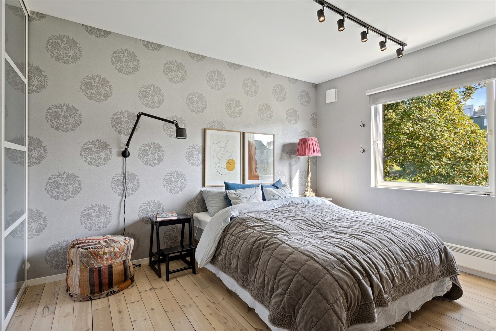 Hovedsoverommet har en stor skyvedørsgarderobe som gir ekstra lagringsplass. Galleribilde