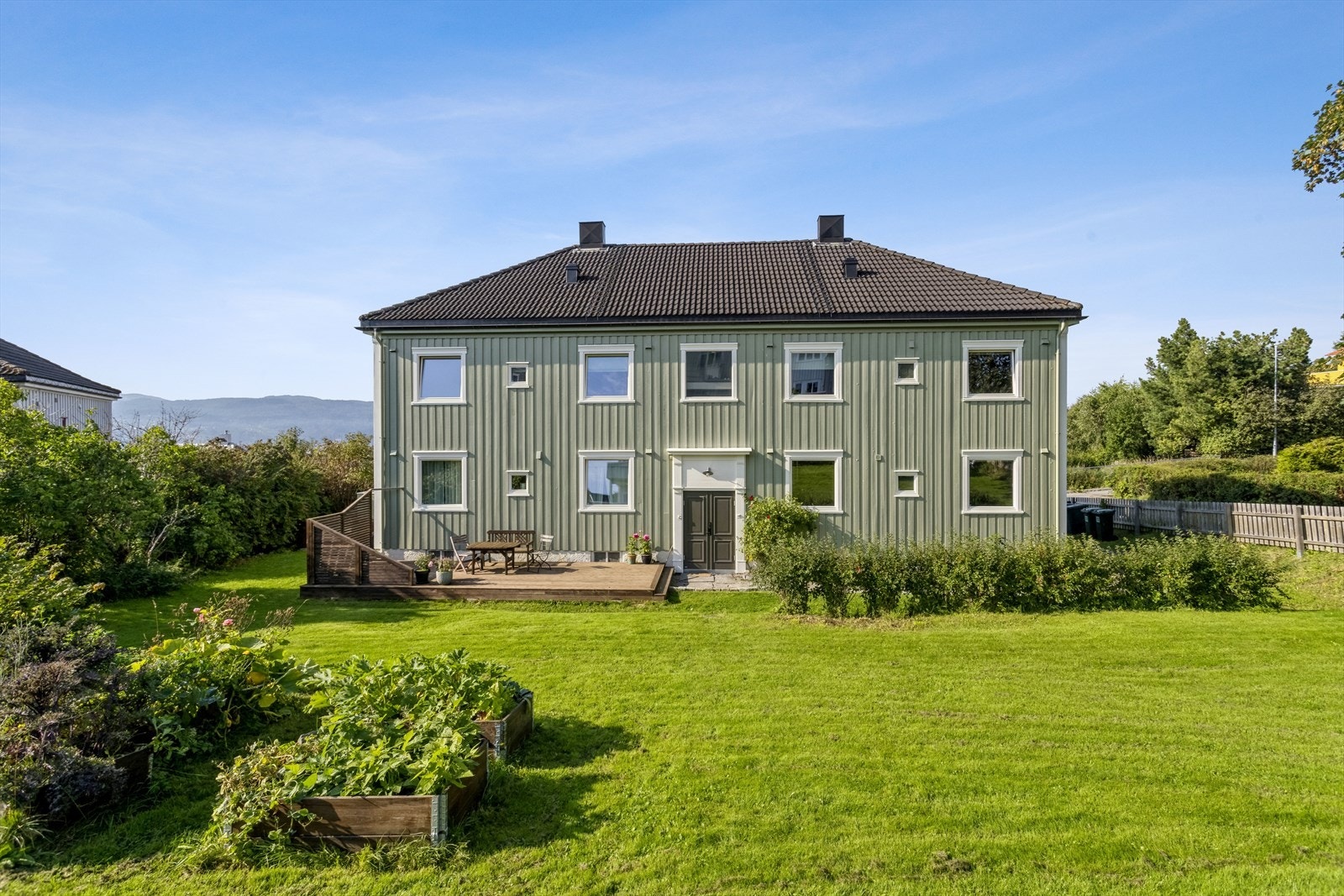 En moderne og tiltalende selveierleilighet på total BRA 89 m² med felles terrasse, god uteplass og utmerket beliggenhet. Galleribilde