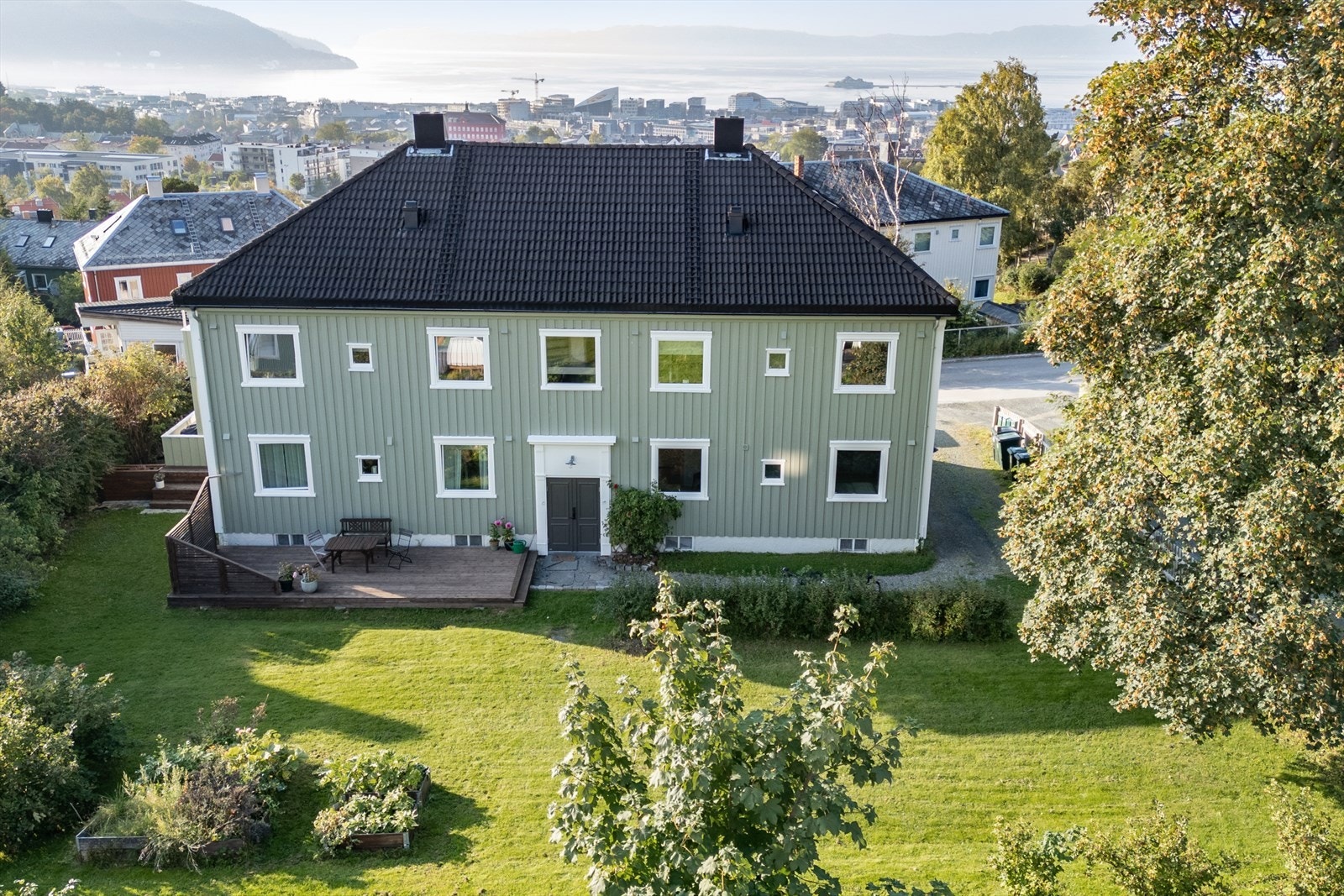 Leiligheten passer ypperlig for de som ønsker å bo i et fredelig og barnevennlig område med gangavstand til det meste. Galleribilde