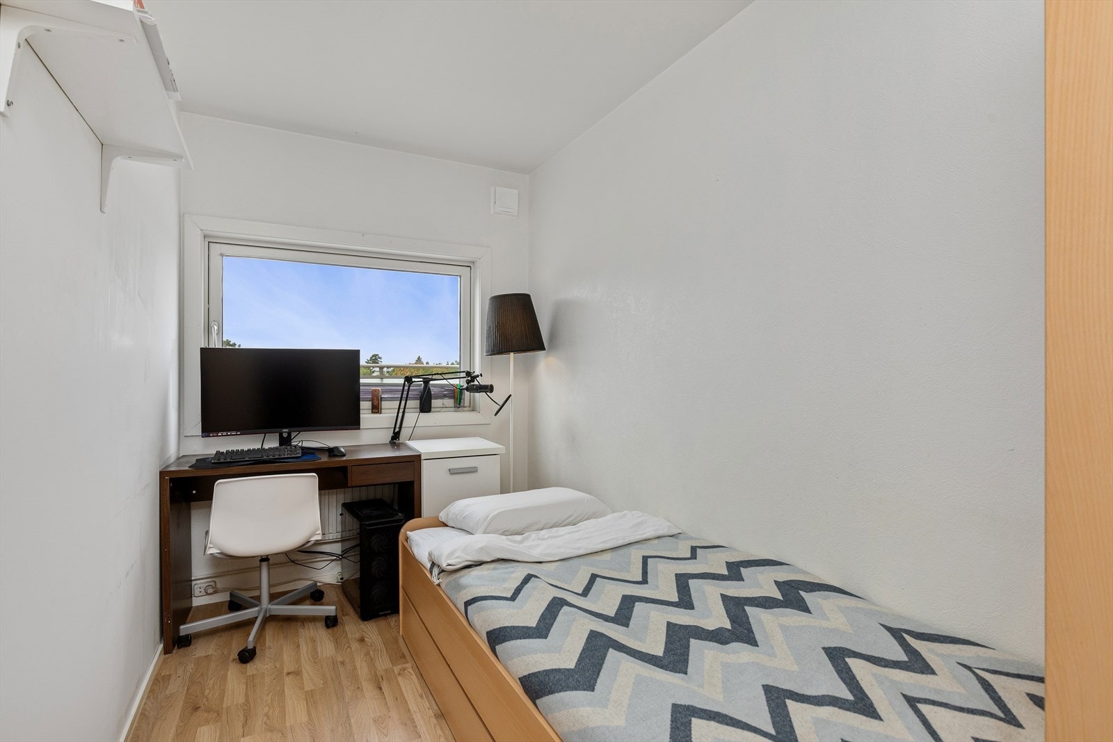Soverom nr. 3 med laminatparkett og malt tapet på vegg Galleribilde