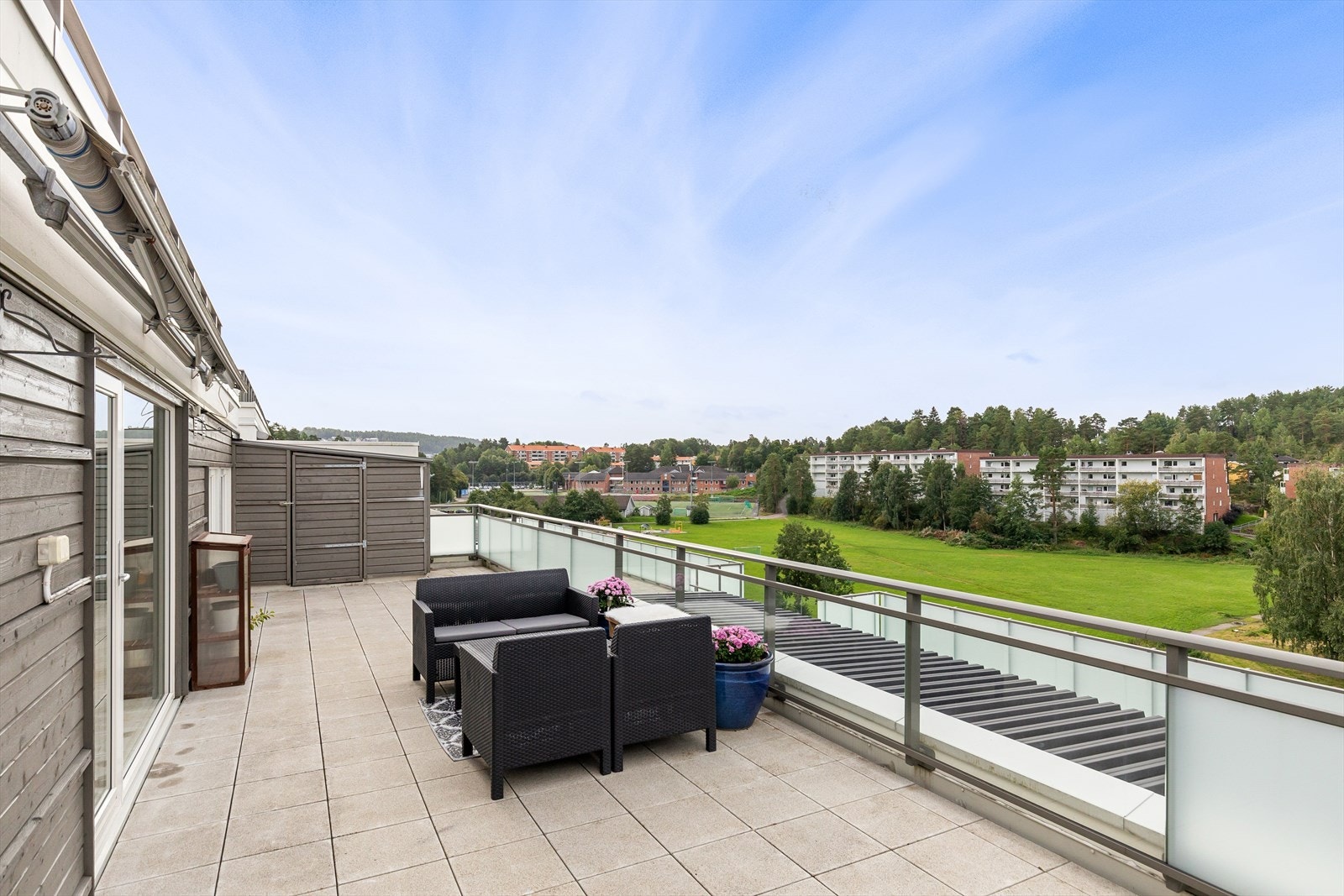 Stor usjenert og solrik terrasse på 38 m² Galleribilde