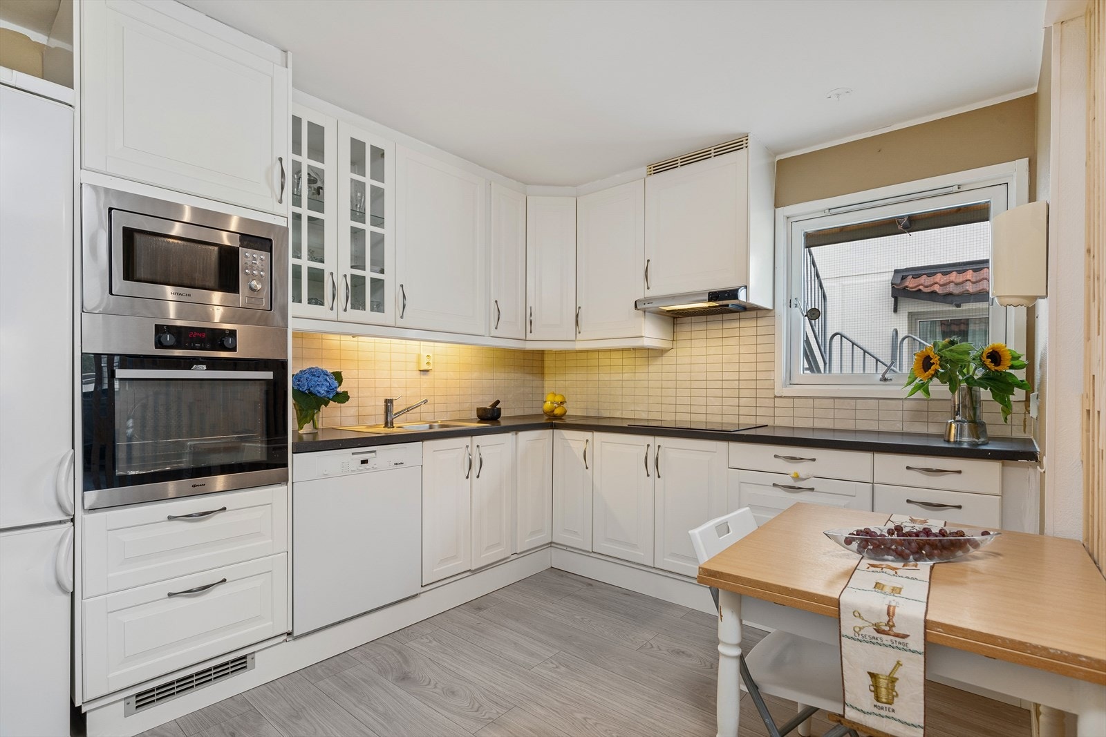IKEA kjøkkeninnredning fra 2014. Integrert stekeovn, mikrobølgeovn og induksjonstopp (ny stekeovn og mikrobølgeovn i 2019/2020) Galleribilde