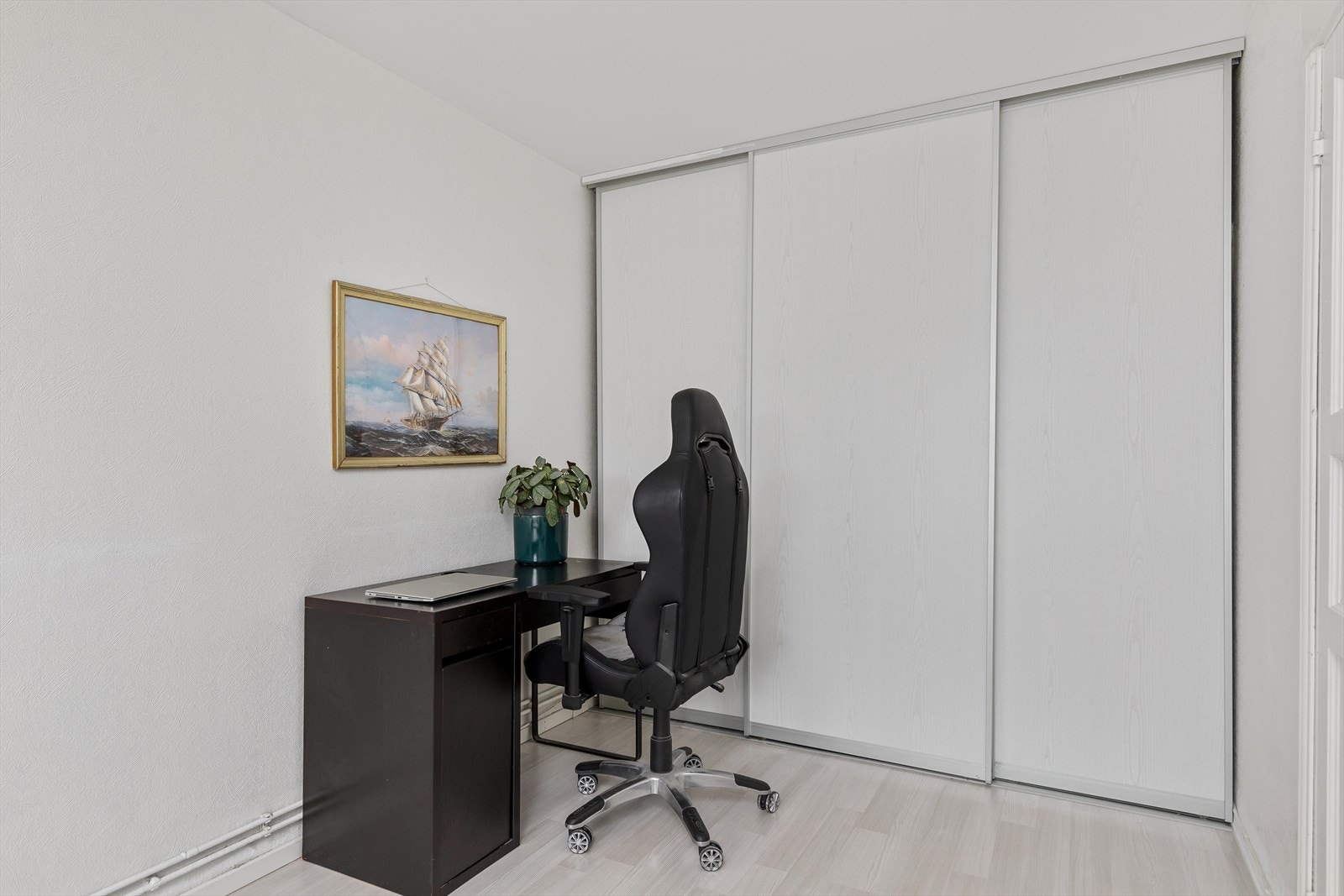 Skyvedørsgarderobe på hovedsoverom Galleribilde
