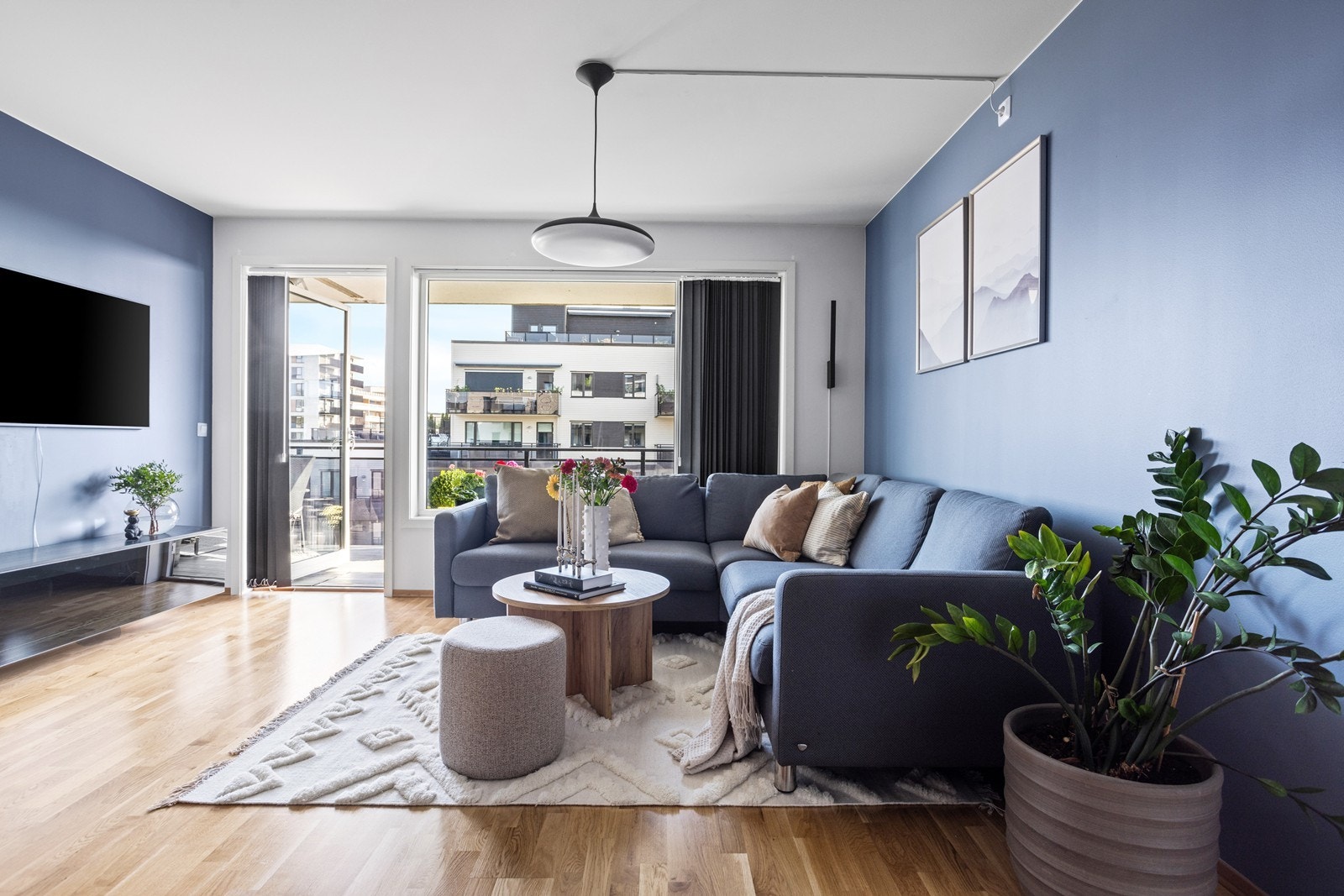 God plass til stor sofagruppe i stuen Galleribilde