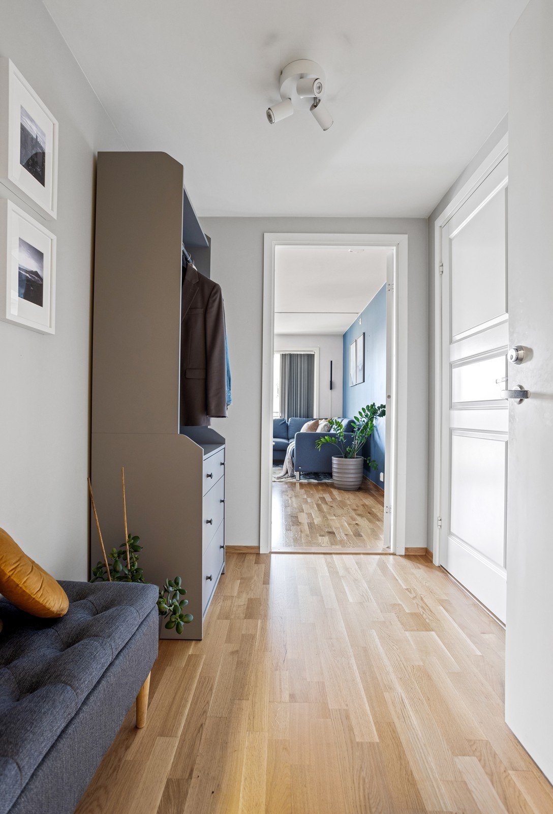 Romslig entré med plass til skap og avlastningsmøbler Galleribilde