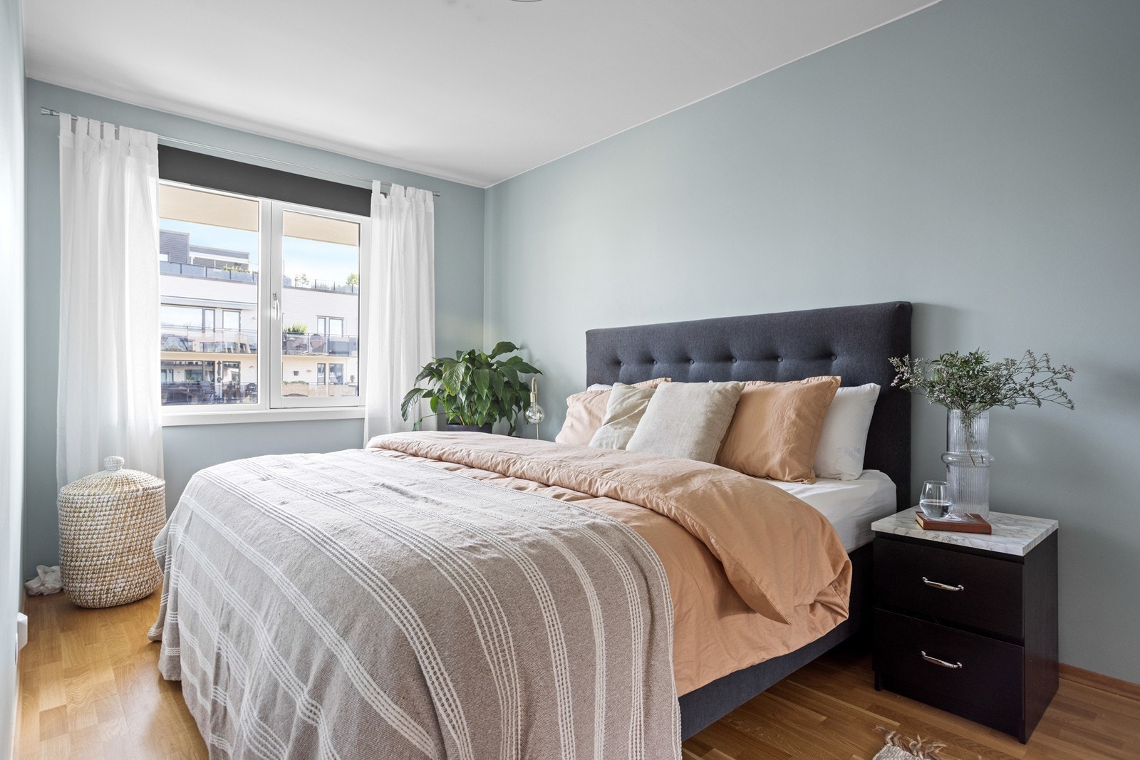 Hovedsoverom med god plass til dobbeltseng og nattbord - Soverommet, og leiligheten for øvrig, vender inn mot fellesområdet Galleribilde