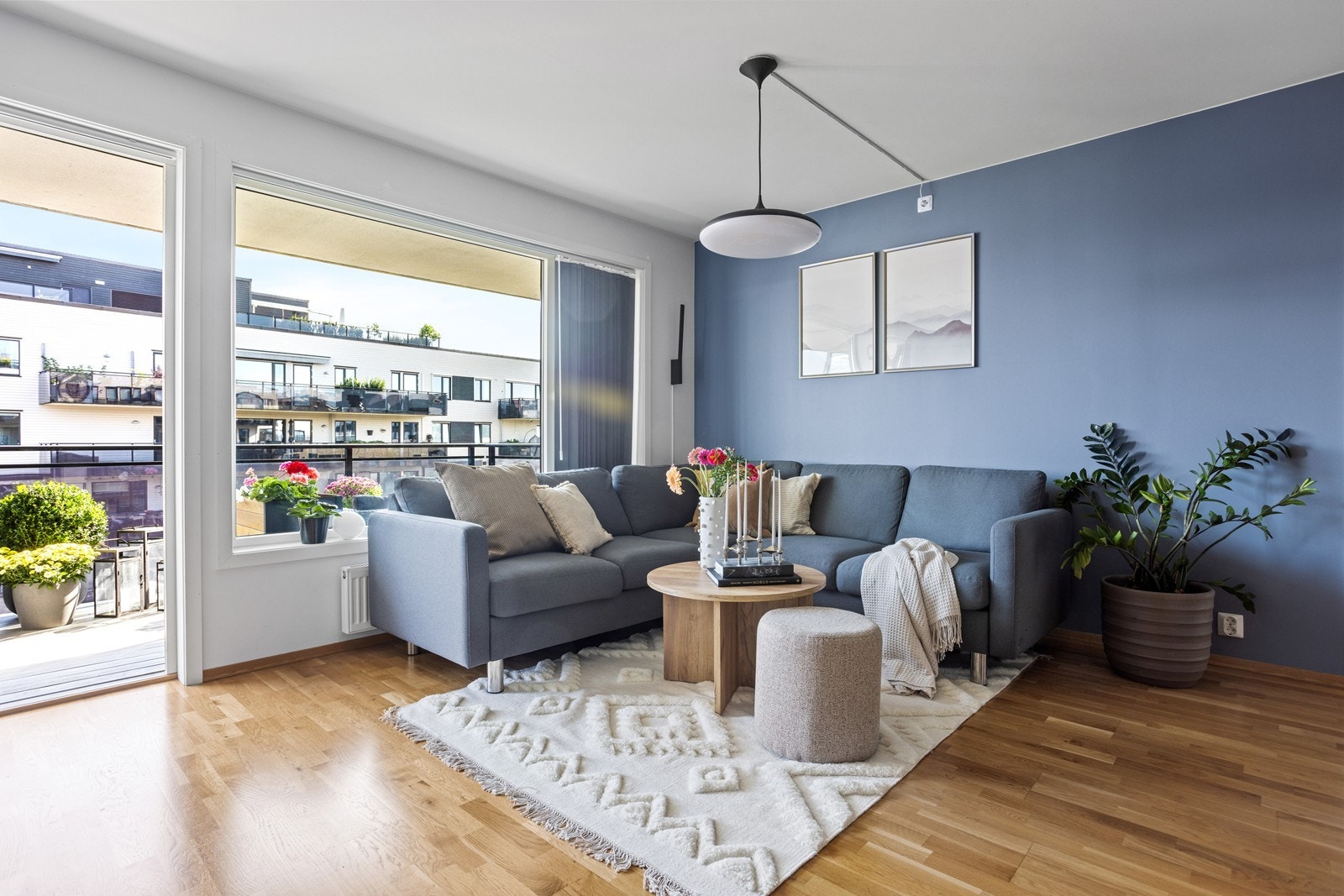 Store vindusflater gir godt med naturlig lys Galleribilde