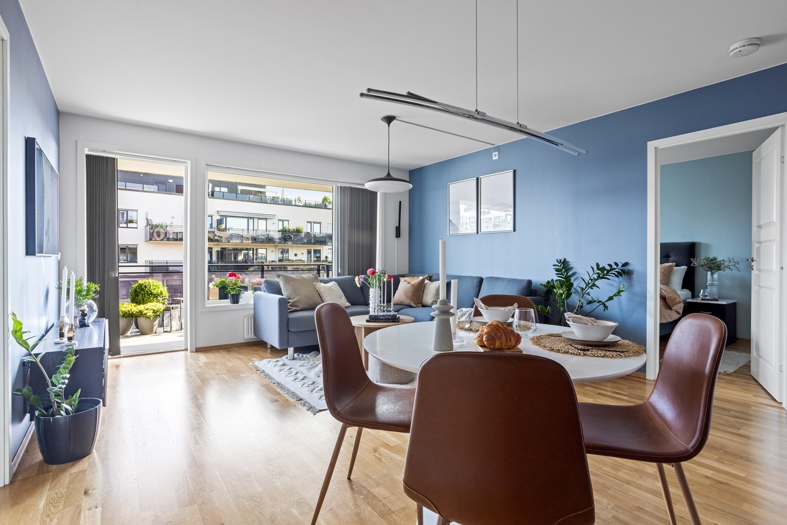Romslig oppholdsrom med plass til stor sofagruppe, spisebord og oppbevaringsmøbler Galleribilde
