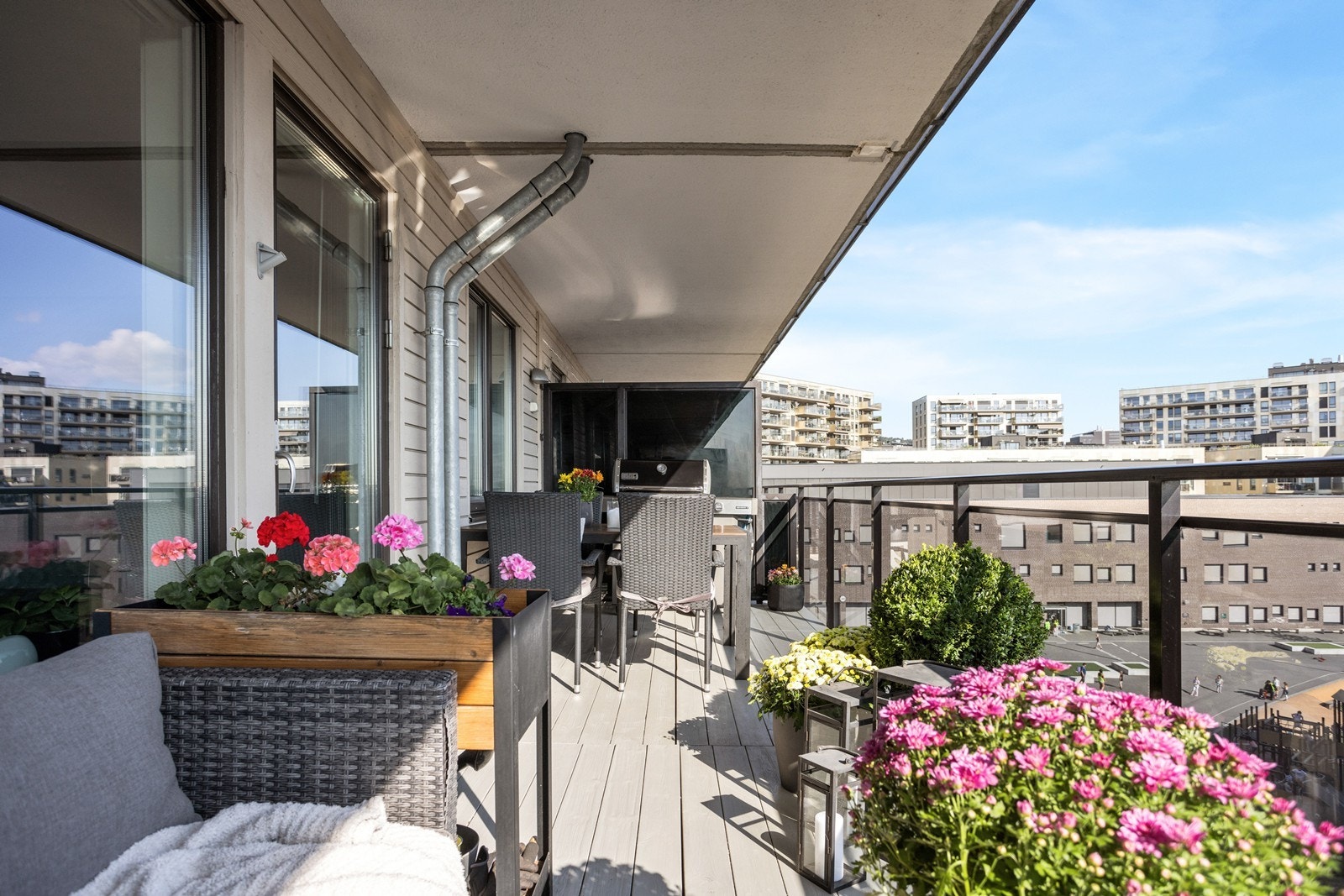 Gode solforhold fra tidlig morgen og gjennom hele dagen til ca. kl. 17/17.30 på sommeren - Terrassebord er beiset i år Galleribilde