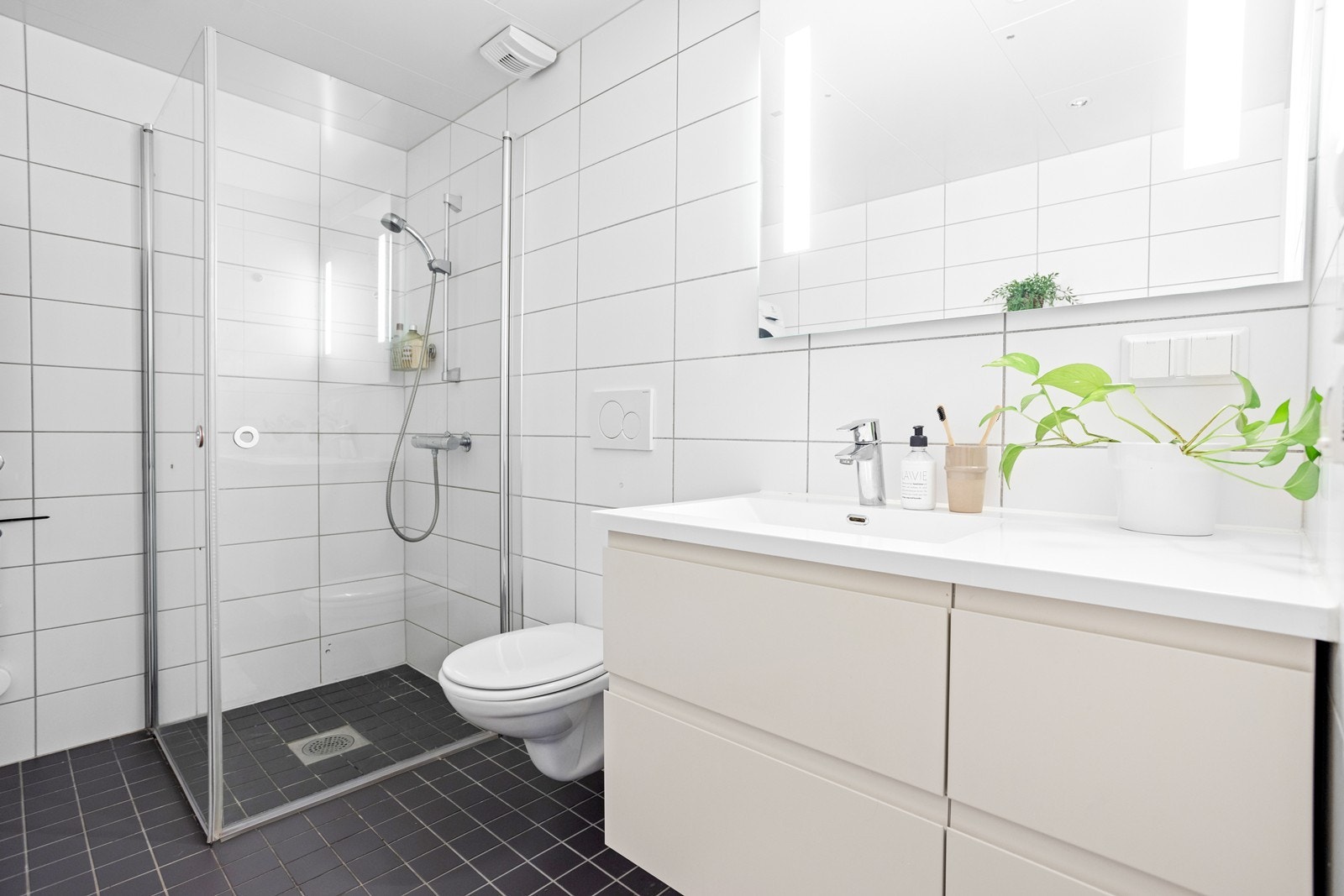 Stor servantinnredning fra HTH for oppbevaring Galleribilde