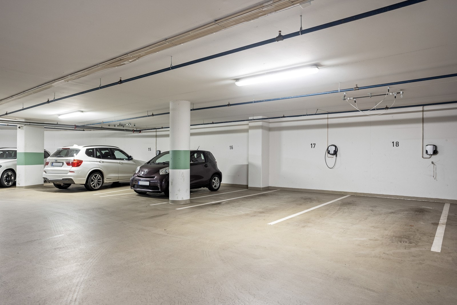 Direkte heisadkomst til garasjeplass med lader i oppvarmet og videoovervåket garasje (Plass nr 17) Galleribilde