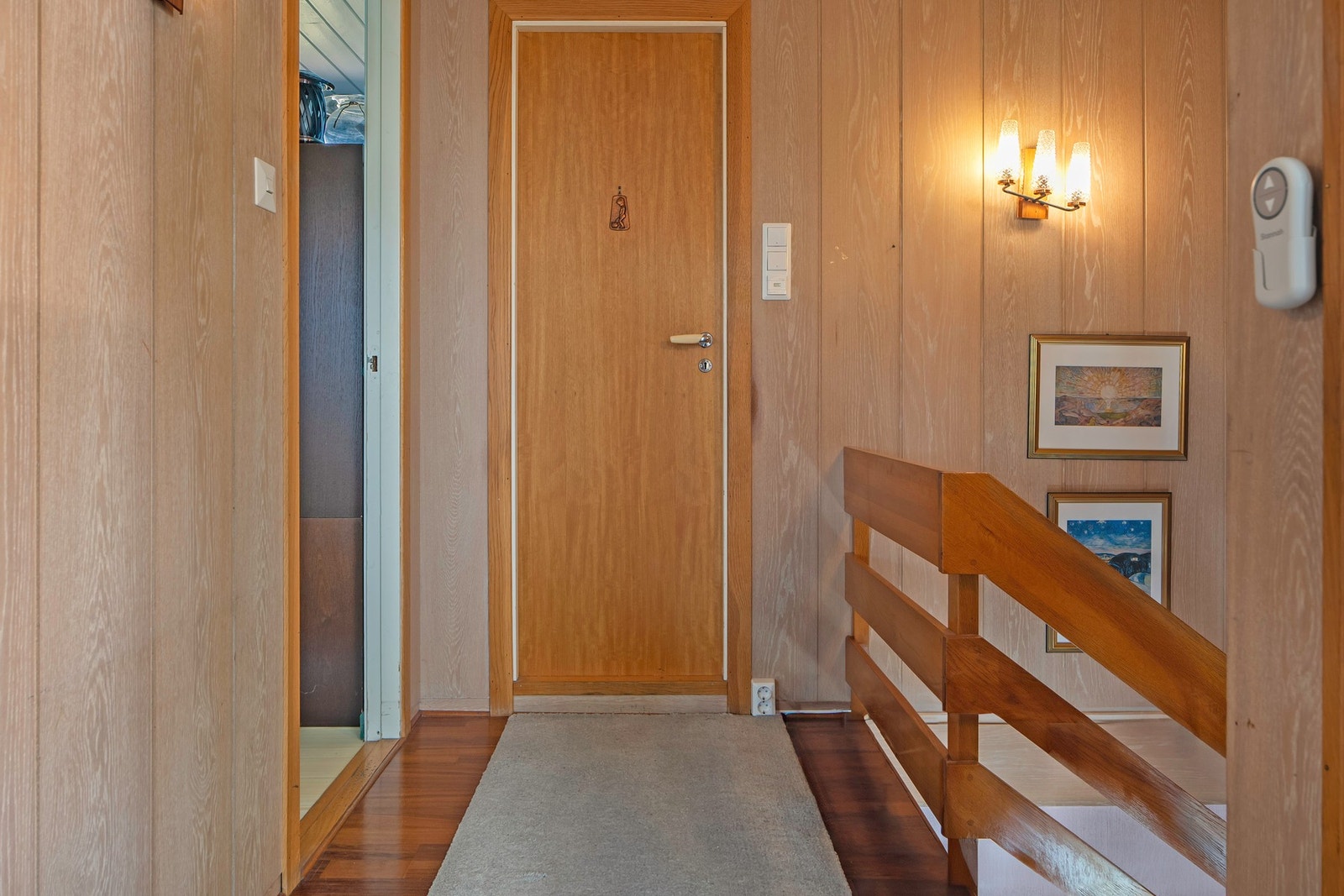 Trappegangen ned til underetasjen der boligen også har sin hovedadkomst. Galleribilde