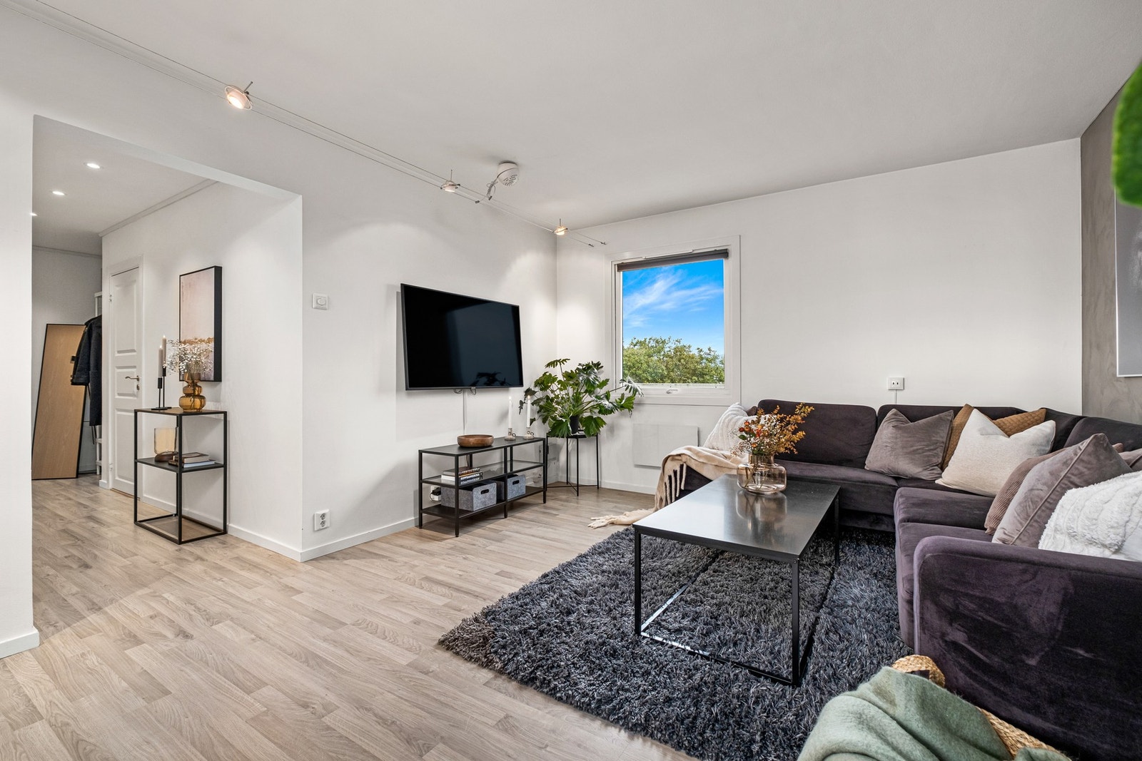 En innholdsrik og gjennomgående 2-roms toppleilighet med solrik balkong, vaskerom og egen walk-in garderobe. Galleribilde