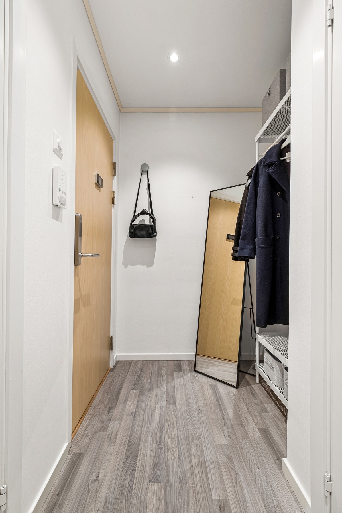 Innbydende entré med plass til garderobeskap. Galleribilde