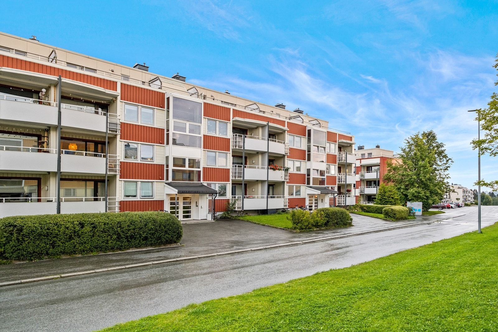 Selsbakkhøgda borettslag er et veldrevet borettslag med god luft mellom blokkene, store grøntareal og lekeplass. Galleribilde