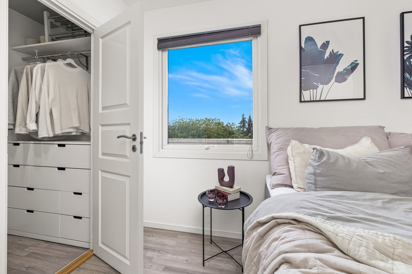 Fra soverommet er det tilgang til walk-in garderobe med mye klesoppbevaring. Galleribilde