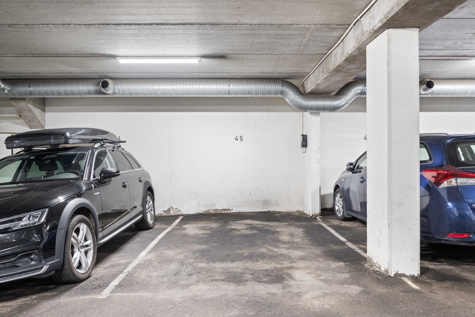 Garasjeplass med el-lader i oppvarmet garasjeanlegg Galleribilde