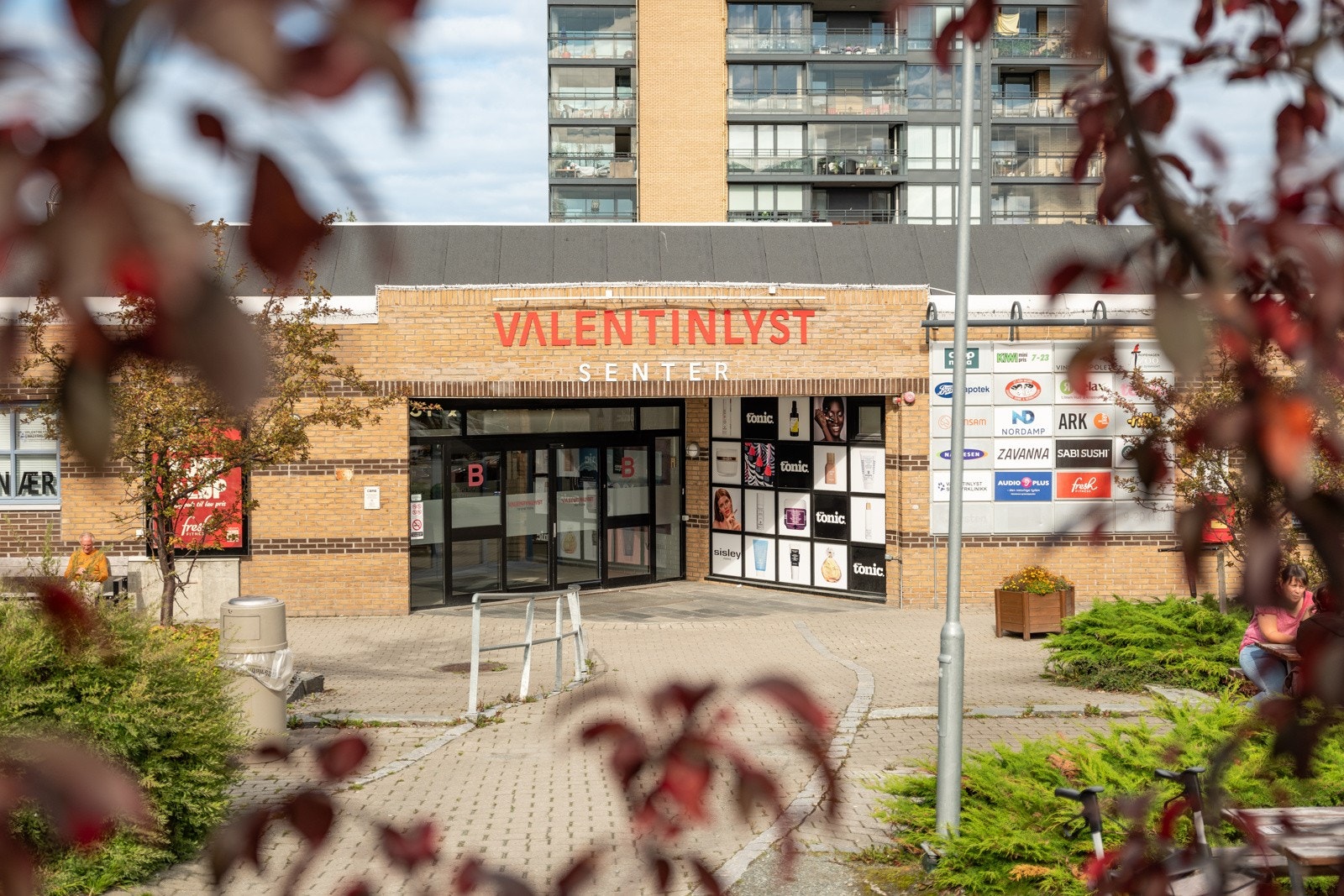 Valentinlyst kjøpesenter ligger ca. 2 minutter i gangavstand fra leiligheten. Her er det bl.a. legesenter, butikker, bakeri/café, treningssenter, apotek og vinmonopol. Galleribilde