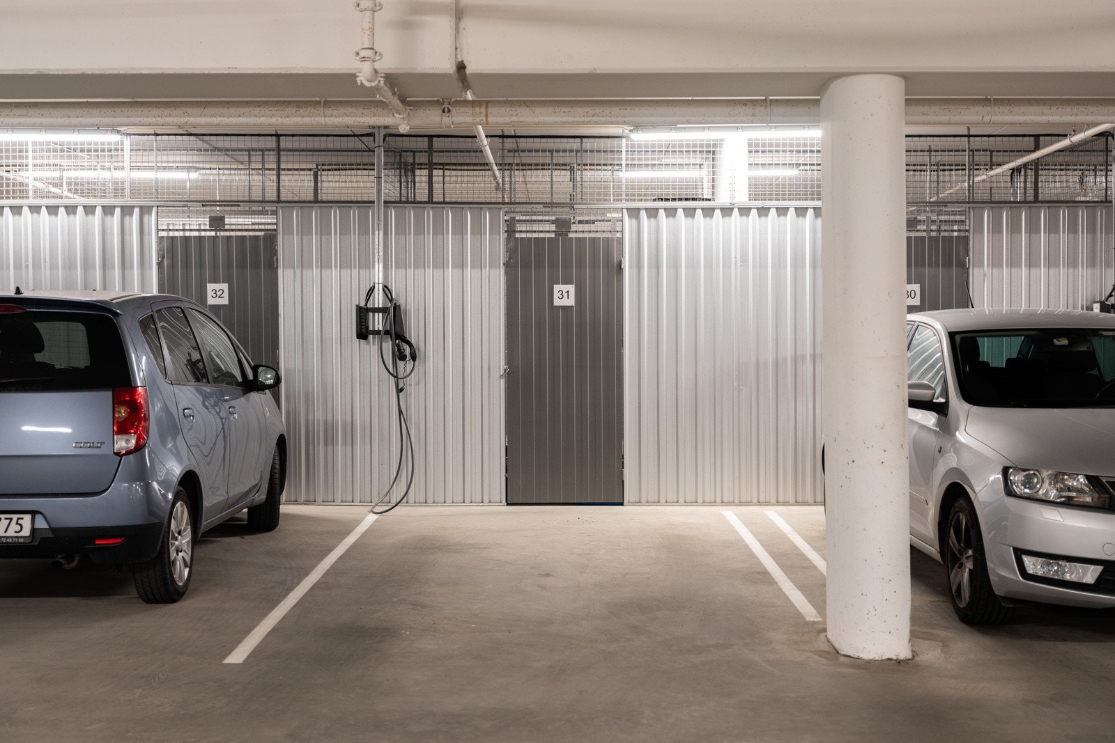 Parkering i oppvarmet p-kjeller og bod i tilknytning. Det er samt etablert el-bil lader. Galleribilde
