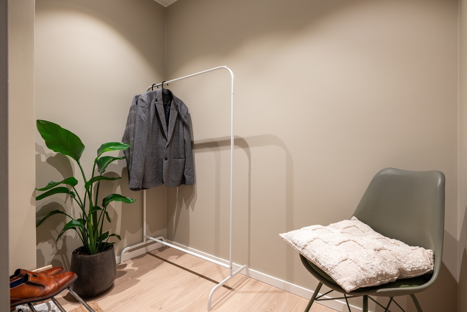 Veldig praktisk har man et tilhørende omkledningsrom/garderobe til høyre i det man kommer inn døren. Denne kan innredes både med skap og knagger. Galleribilde