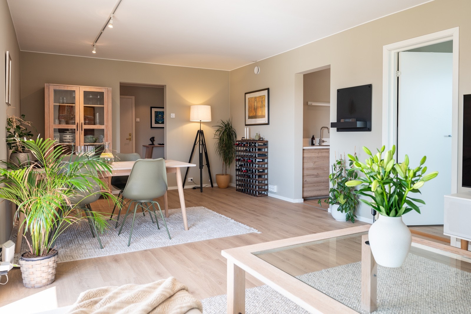 Stuen er i en delvis åpen løsning med kjøkkenet, og er på 28,3 kvm. Stuen nyter god naturlig belysning fra store vindu mot den innglasset verandaen. Galleribilde