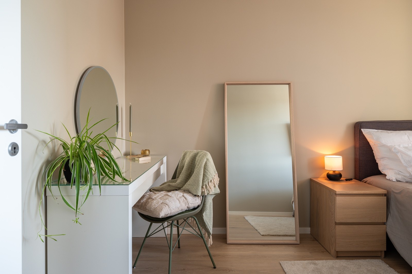 Felles for alle soverommene er at de vender mot stille omgivelser som er felles for borettslaget. Galleribilde
