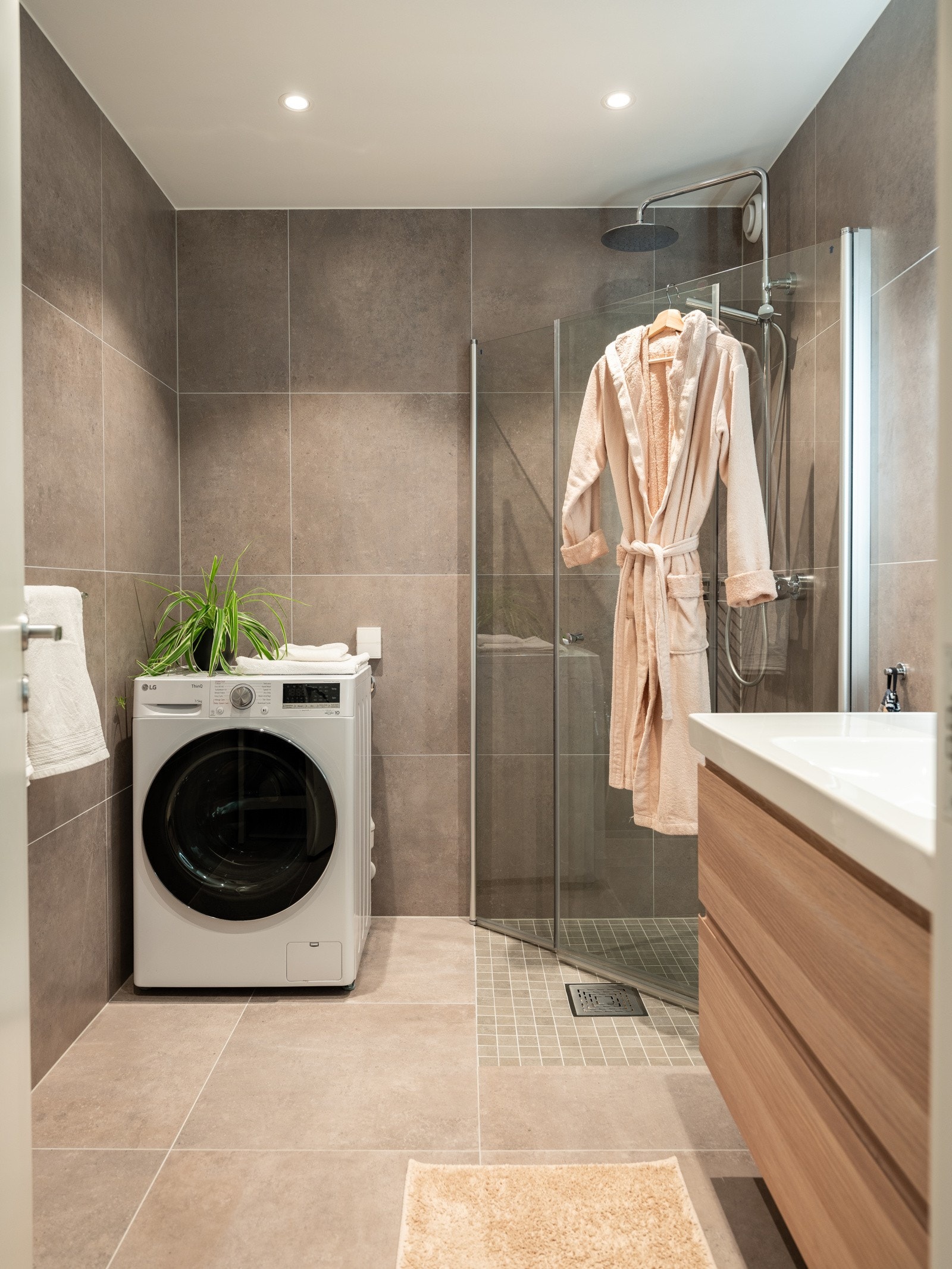Badet/vaskerommet er på 4,3 kvm, og har flis på gulv med varmekabler, flis på vegger og malt slett himling med downlights. Badet er som nytt og har mottatt tilstandsgrad 0 ifølge takstmann. Galleribilde