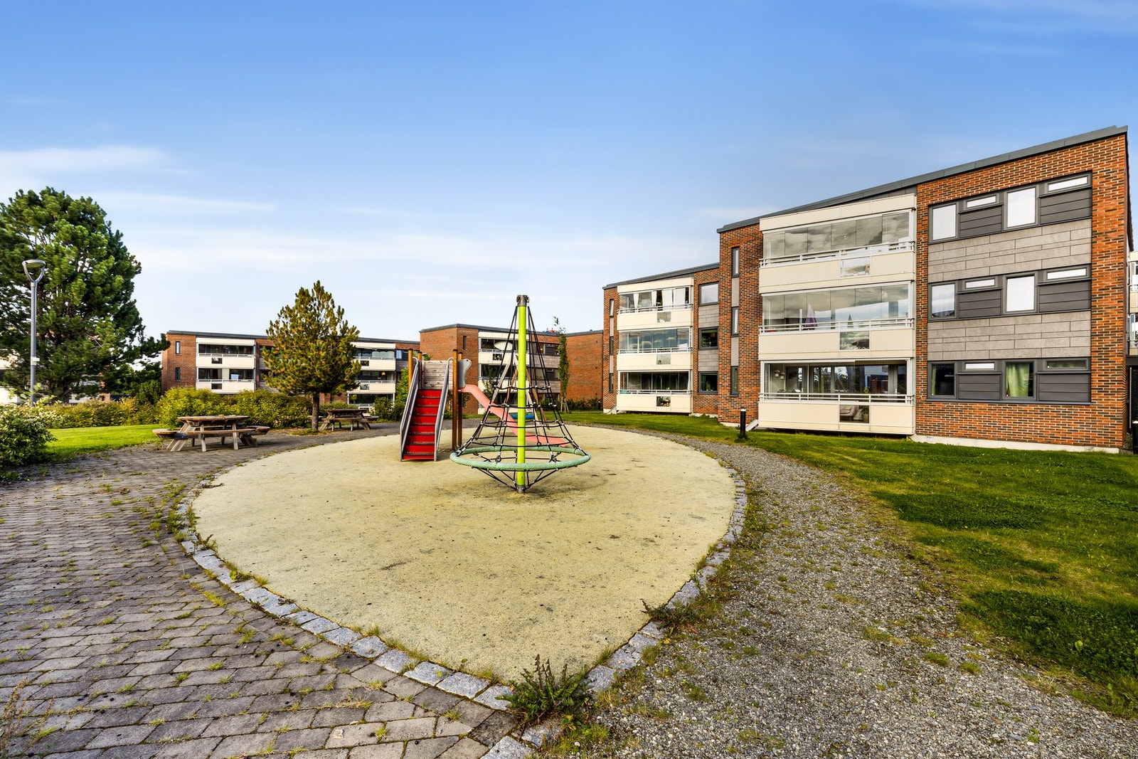 Leiligheten disponerer 3 boder i kjeller. Som beboer får du p-plasser til 2 faste biler, samt 3 gjester. Galleribilde