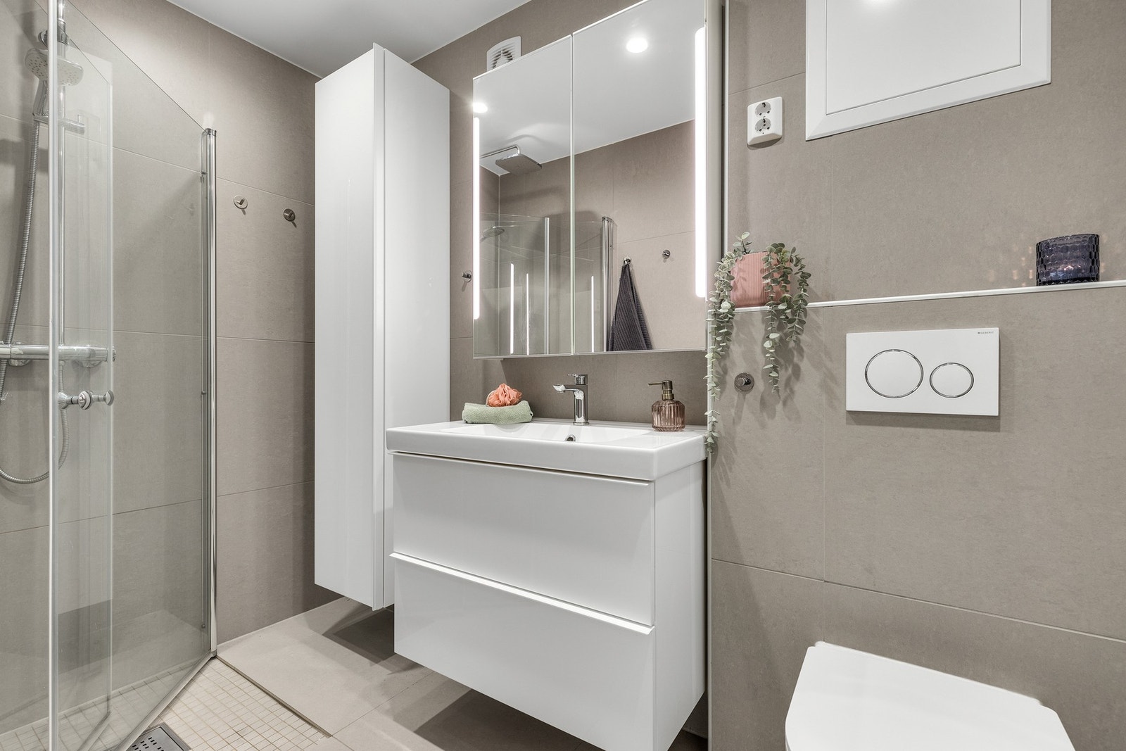 Svært flott bad med flislagte flater og varmekabler i gulv. Badet ble oppusset av fagfolk i 2017, og samtidig sammenslått med tidligere toalettrom for bedre arealutnyttelse. Galleribilde
