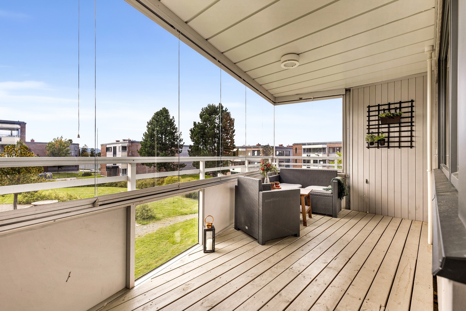 Herlig utsikt over grøntområdet og lekeplassen - her slipper du å se rett inn i en naboblokk. Når solen steker kan glassene trekkes til siden. Galleribilde