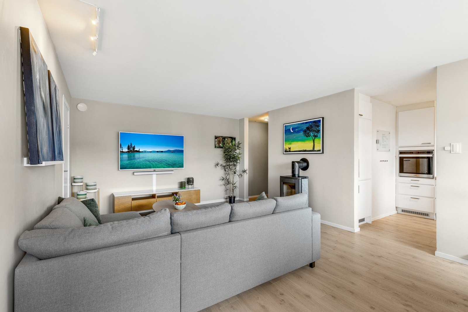 Boligen ble i perioden fra 2016 og frem til i dag vesentlig oppusset og holder som følge av dette en gjennomgående pen og moderne
standard. Galleribilde
