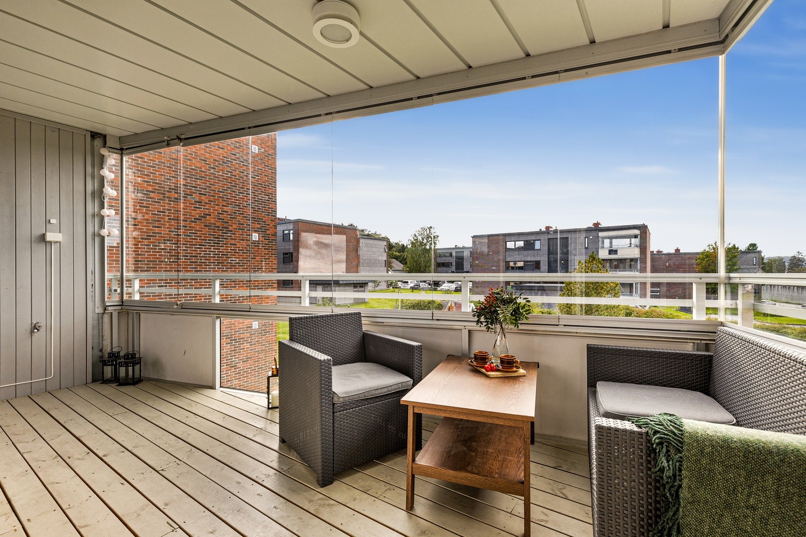 Fra stuen er det utgang til vestvendt og innglasset balkong. Her nyter man solen fra ca. kl. 13:00 til 22:00 på sommerstid. Det er lagt terrassebord på balkong. Galleribilde