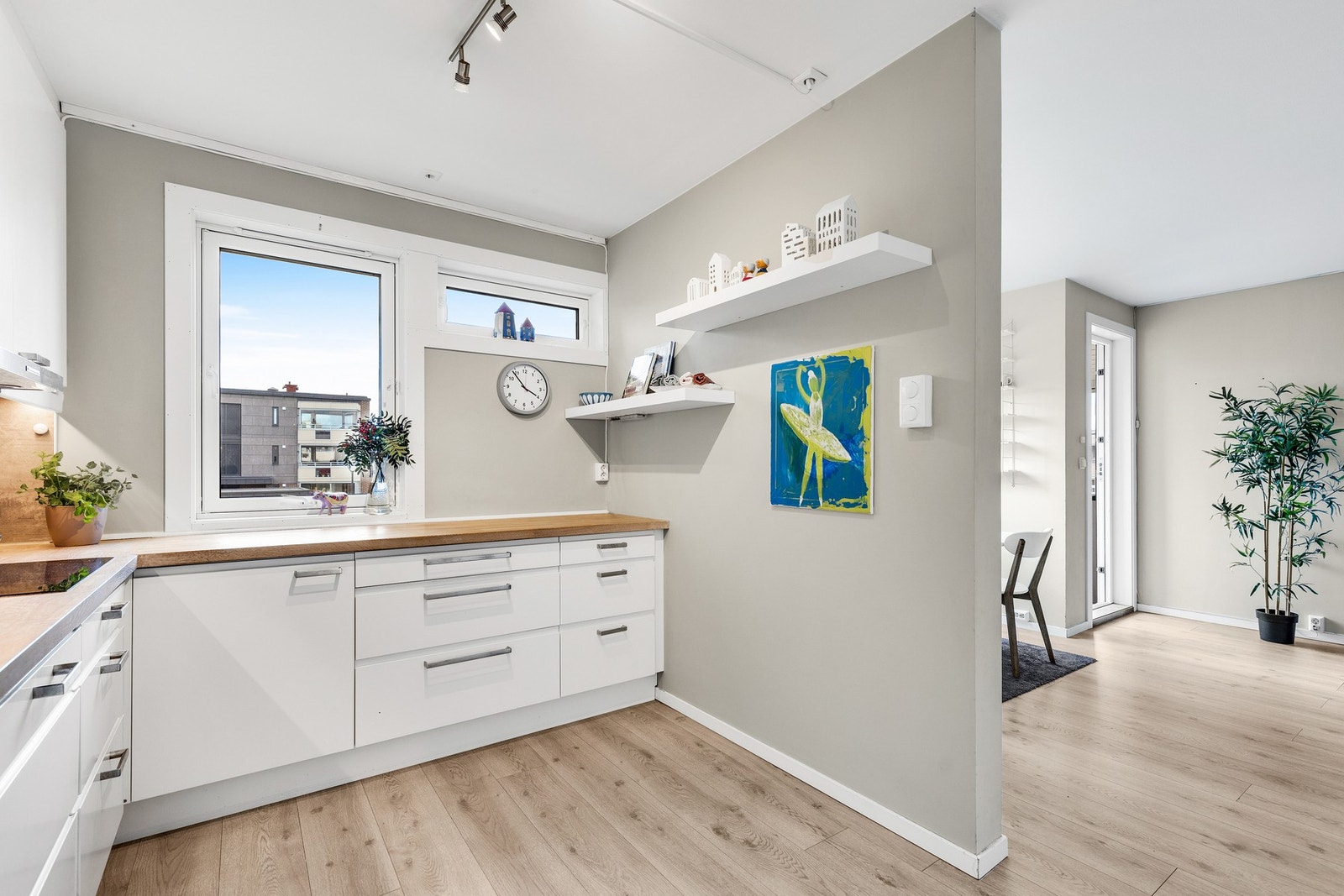 Her får du rikelig med skap- og benkeplass. Galleribilde