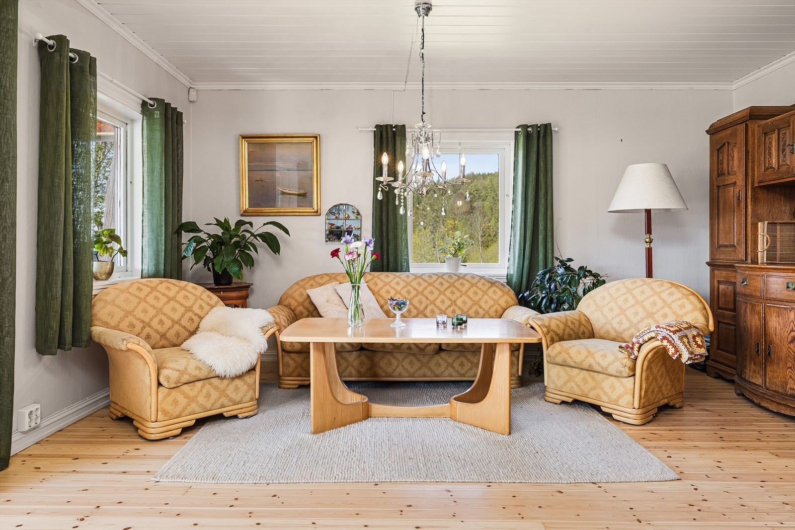 Videre kommer du inn i dagligstua. Her er det god plass til flere sittegupper, TV-møblement og annet ønskelig. Galleribilde