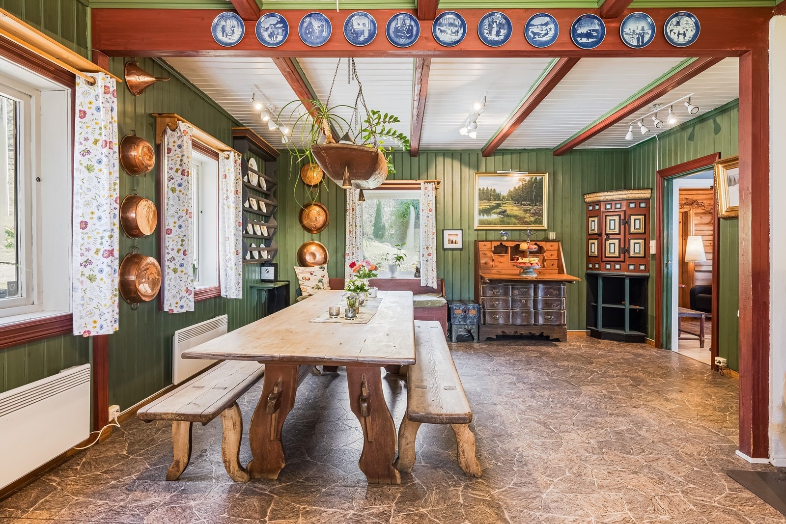 Det er god plass til et romslig spisebord med plass til venner og familie. Galleribilde